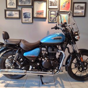 Royal Enfield Meteor 350 Supernova Blue accessoriata