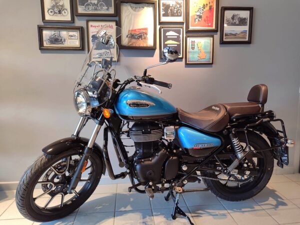Royal Enfield Meteor 350 Supernova Blue accessoriata - immagine 3