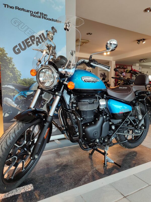 Royal Enfield Meteor 350 Supernova Blue accessoriata - immagine 2