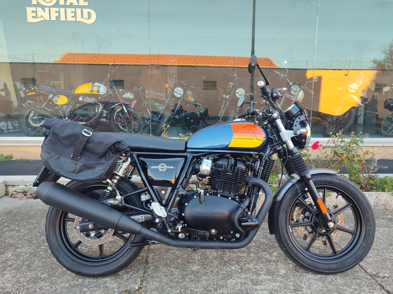 Royal Enfield Interceptor 650 Blackout Barcelona Blue - accessoriata - garantita - immagine 5
