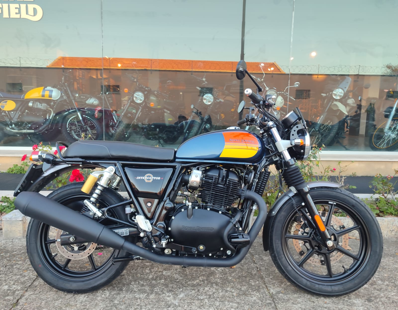 Royal Enfield Interceptor 650 Blackout Barcelona Blue - accessoriata - garantita - immagine 3