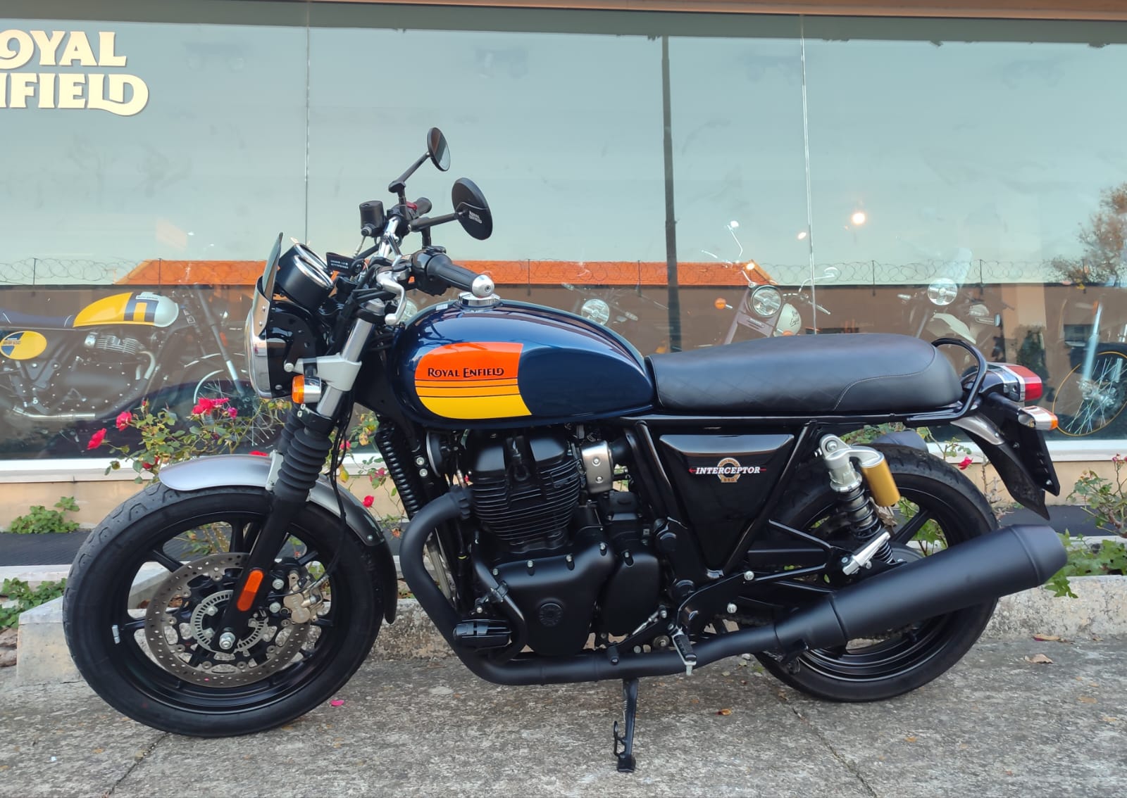 Royal Enfield Interceptor 650 Blackout Barcelona Blue - accessoriata - garantita - immagine 2