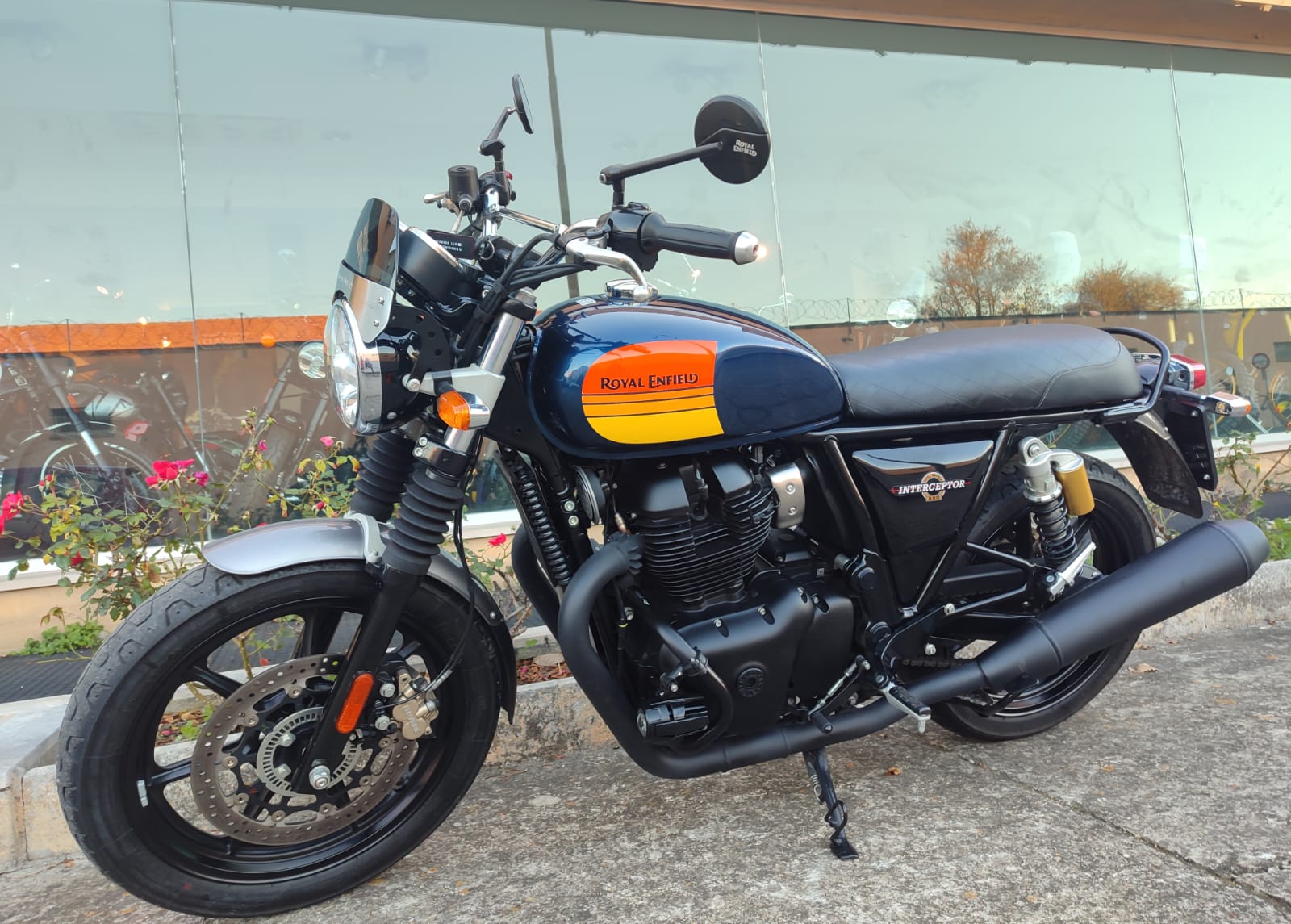 Royal Enfield Interceptor 650 Blackout Barcelona Blue - accessoriata - garantita - immagine 4